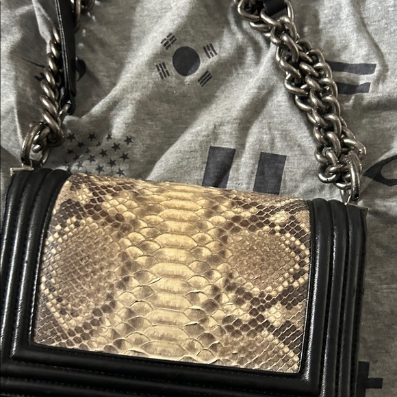Chic Python Leather Crossbody Bag - Picture 4 of 12
